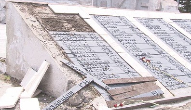 Вандалы разрушили памятник героям войны в Таштыпе